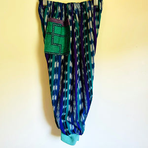 Upcycled from Guatamalen blanket, ribbed cotton cuffs from a hoody, and vintage linen remnants for pockets. Comfortable, roomy with cuff bottoms cut! Elastic waistband, two back pockets for just in case ...  Handcrafted with love and intention.  Handmade in Santa Cruz, CA One-of-a-kind Guatemalan vibes Size 3-4T